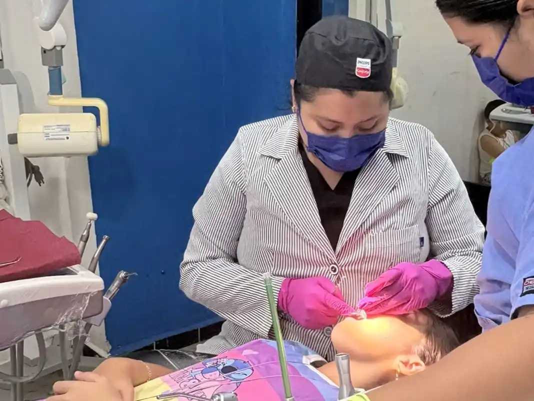 Dentista de Dentaly revisando a un paciente en el consultorio