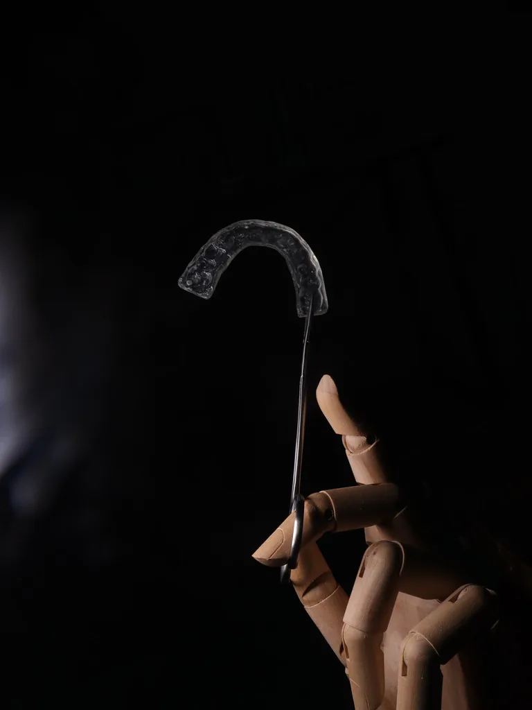 Guarda oclusal transparente en estudio artístico Dentaly Mérida